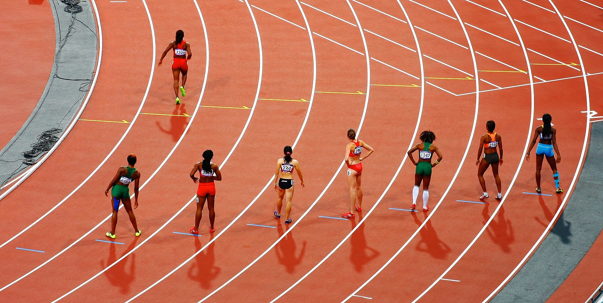 Athlètes lancés sur la piste