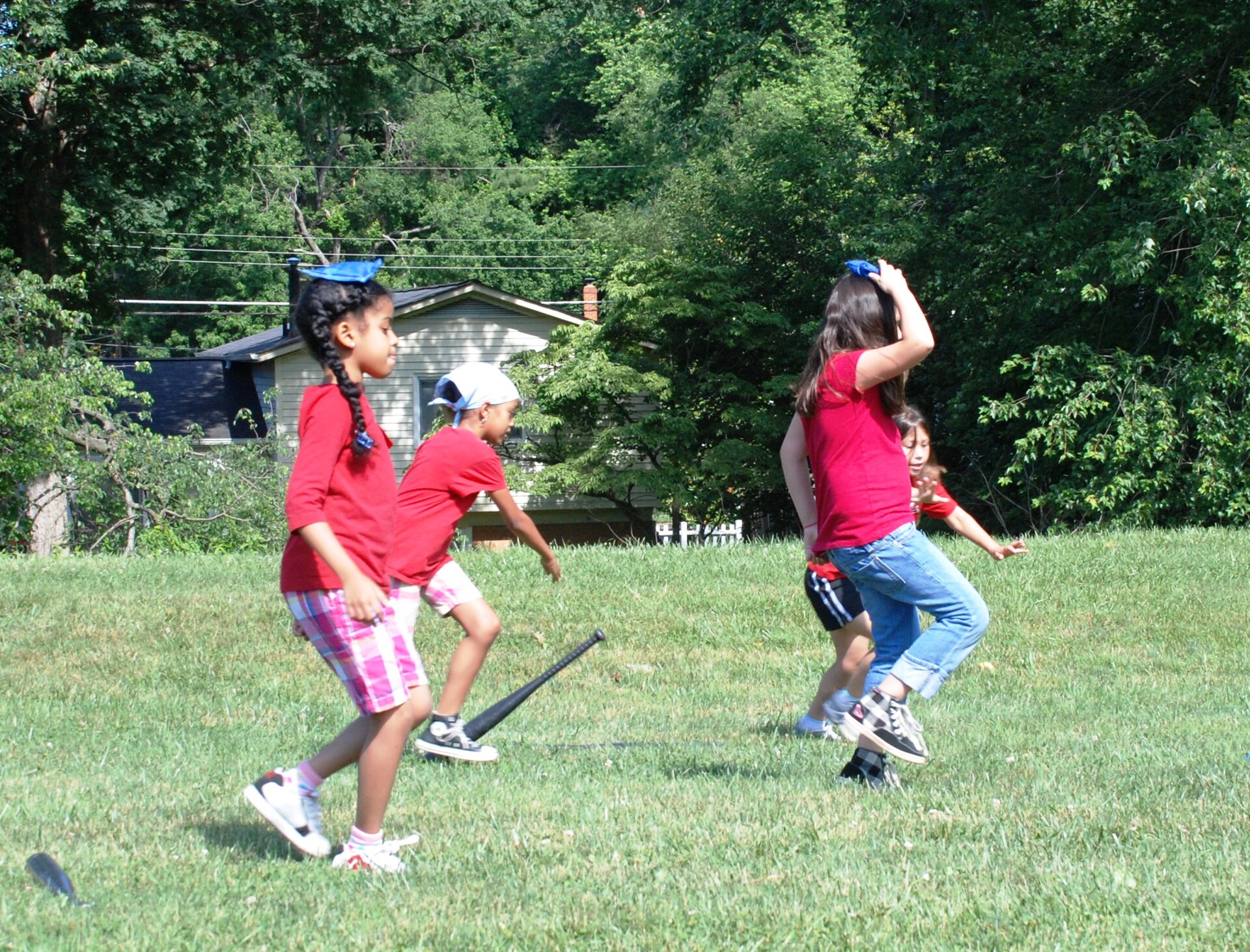 Deux enfants en pleine course